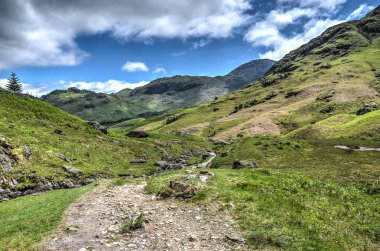 Yol trhough Coniston yakınındaki dağlık manzara İngiliz Lake District Milli Parkı içinde hiking