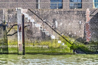 Eski duvara İskele'nın Rotterdam kentinde su seviyesi aşağı bir merdiven ile Hollanda