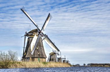 Bir kanalı'nın banka üst üste beş yel değirmenleri, onları dönen ilk kanatlar