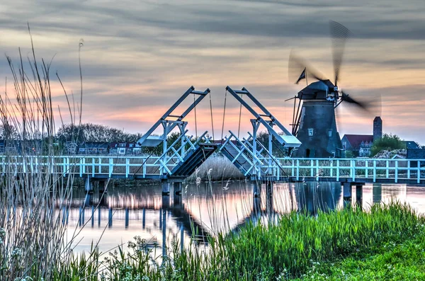 Houten Ophaalbrug Windmolen Met Roterende Vleugels Aan Kinderdijk Unesco Werelderfgoed — Stockfoto