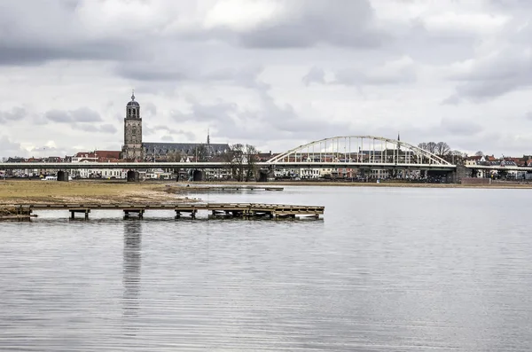 Deventer 的地平线 荷兰与 Lebuinus 教堂和威廉敏娜大桥横跨 Ijssel 河和它的侧通道 — 图库照片