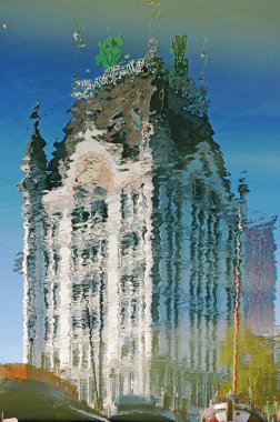 Yansıma Tarihi Beyaz Saray gökdelen ve downtwon Rotterdam eski limanda sakin suda birkaç tarihi damarlarının