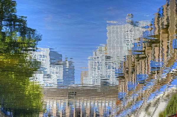 Отражение Северных Зданий Дерева Даунтауне Роттердама Нидерланды Спокойной Воде Канала — стоковое фото