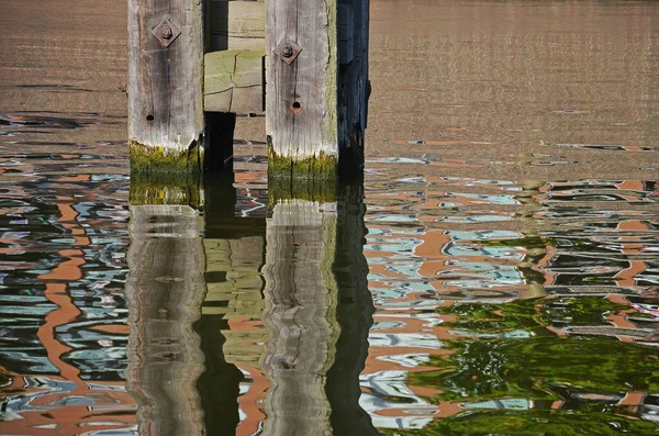Gramada Lemn Acostare Delfshaven Rotterdam Reflectând Apa Rippled Râului Schie — Fotografie, imagine de stoc