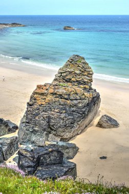 Büyük kaya oluşumu, biraz benzeyen bir başka türlü kumsalda Kuzey Sahil Cornwall yakınındaki St Ives üzerindeki mühür