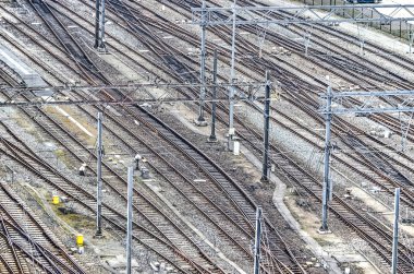 Amsterdam, Hollanda, 24 Mart 2018: Demiryolu havadan görünümü önde gelen merkez istasyona izler.