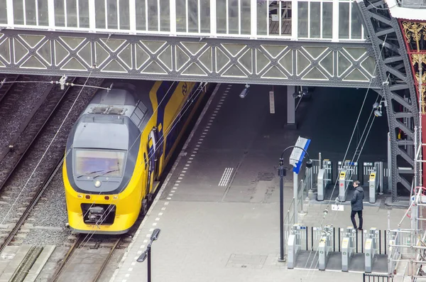 Ámsterdam Países Bajos Marzo 2018 Tren Amarillo Azul Holandés Está —  Fotos de Stock