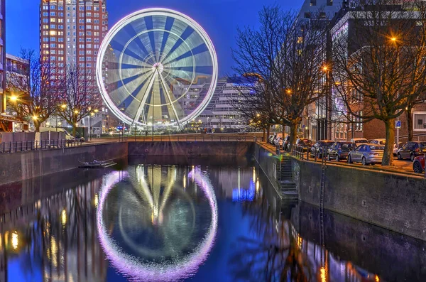 Rotterdam Países Bajos Marzo 2017 Ferris Wheel View Refleja Canal — Foto de Stock