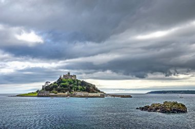 Karanlık ve dramatik bulutlar üzerinde bay Penzance, Cornwall, ada Aziz Michael'ın Dağı ile