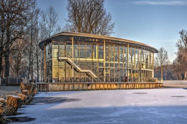 Rotterdam, Hollanda, 17 Ocak 2017: Restoran kayıkhane yanındaki bir donmuş göl Kralingse Plas kışın üzerinden