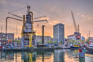 Rotterdam, Hollanda, 3 Mayıs 2017: muhteşem bir günbatımı gökyüzü Leuvehaven liman ve deniz Açık Hava Müzesi, tahıl Asansör ile