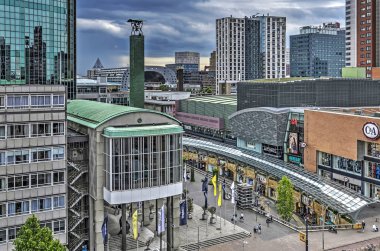 Rotterdam, Hollanda, 3 Haziran 2017: Görünüm Koopgoot alışveriş merkezi ve Markthal ve arka planda çeşitli modern binalar ile Beurs Dünya Ticaret Merkezi