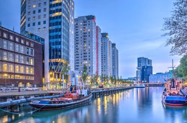 Rotterdam, Hollanda, 3 Mayıs 2017: Tarihi damarları ve savaş sonrası yeniden yapılanma dönemi binaların üzerinde bir liman Scheepmakershaven alacakaranlıkta adlı