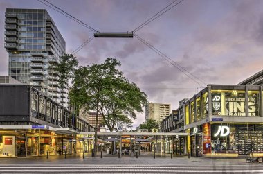 Rotterdam, Hollanda, 15 Haziran 2017: akşam erken görünümü Lijnbaan yaya alışveriş caddesi savaş sonrası yeniden yapılanma dönemi.
