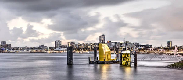 Rotterdam Nizozemsko Listopadu 2017 Žlutá Molo Pro Watertaxi Řece Nieuwe — Stock fotografie