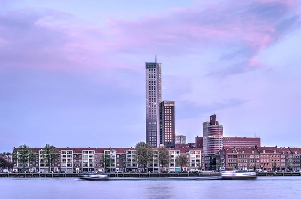 Rotterdam Hollanda Mayıs 2017 Noordereiland Arka Planda Southbank Highrise Alacakaranlıkta — Stok fotoğraf