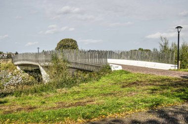Vianen, Hollanda, 13 Ekim 2019: Beton köprü Pont Napoleon, 2016 yılında inşa edildi, yeni yan kanalı geçerek Lek Nehri 'nin ana kanalına bağlandı.