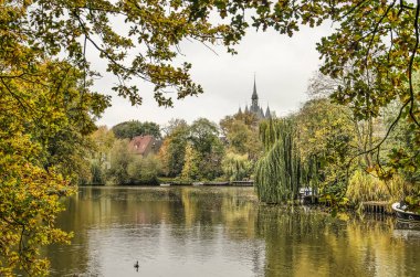 Zwolle, Hollanda, 11 Kasım 2019: Uzakta Sassenpoort Kulesi ile kentin surları manzaralı sonbahar manzarası