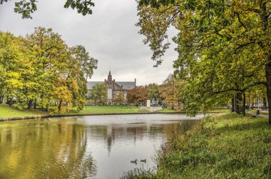 Zwolle, Hollanda, 11 Kasım 2019: Sonbaharda bulutlu bir günde şehrin surları boyunca Ter Pelkwijk parkına ve Plantage kilisesine doğru görüş