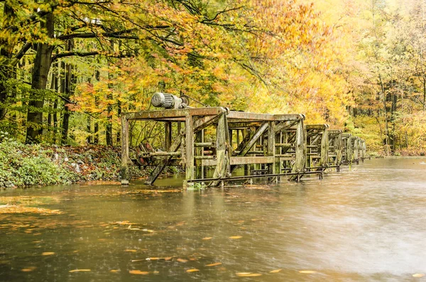 Rusty Obsolete Machines Pond Surrounded Trees Autumn Colors Waterloopbos Hydraulic — Stock Photo, Image