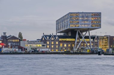 Rotterdam, Hollanda, 13 Kasım 2019: Nieuwe Maas nehrinin diğer tarafından görülen tarihi fabrika binalarının üzerine inşa edilen Unilever ofisi.