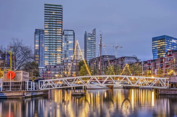 Rotterdam Nederländerna November 2019 Gångbro Belysta Pråmar Och Moderna Bostadshus — Stockfoto