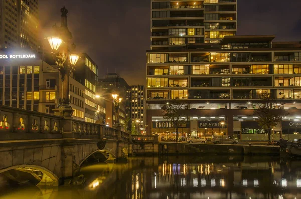Rotterdam November 2019 Nachtelijk Uitzicht Reflecterende Wijnhaven Met Historische Brug — Stockfoto