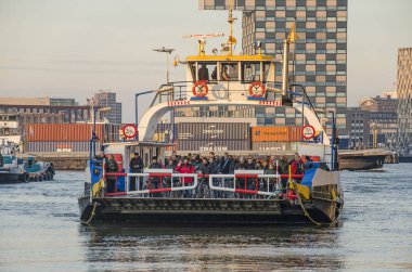 Rotterdam, Hollanda, 3 Aralık 2019: Sint Jan Limanı 'ndaki iskeleye yaklaşan yaya ve bisikletçiler için geçici feribot.