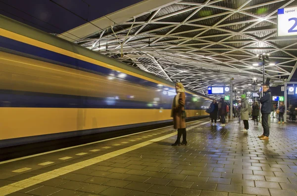 Tilburg Holanda Dezembro 2019 Pessoas Esperando Plataforma Enquanto Uma Intercidade — Fotografia de Stock