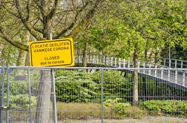 Rotterdam, Hollanda, 12 Nisan 2020: Kentin covid-19 tedbirleri kapsamında Museumpark 'ı terk edin ve imzalayın