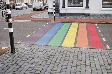 Bergen op Zoom, Hollanda, 29 Aralık 2019: Gökkuşağı renginde yaya geçidi, istasyon ve Wassenaarstraat kavşağında lgbt haklarını kutluyor. 