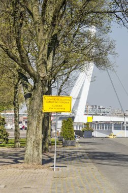 Rotterdam, Hollanda, 21 Nisan 2020: Parkkade / Park Quay 'de sarı işaretli konum covid-19 tedbirleri nedeniyle kapatılmıştır
