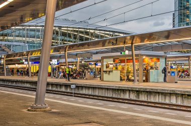 Utrecht, Hollanda, 13 Ekim 2019: Akşam alacakaranlığı sırasında modernize edilmiş merkezi tren istasyonundaki platformlar