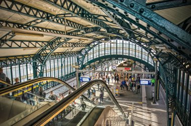 Den Bosch, Hollanda, 20 Eylül 2019: Cetral tren istasyonundaki platformların üzerindeki yaya köprüsünden aşağıya bakıyor.
