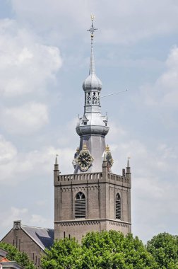 Rotterdam, Hollanda, 26 Mayıs 2020: Mahallenin neogotik Protestan kilisesi ve eski köyü Overschie 