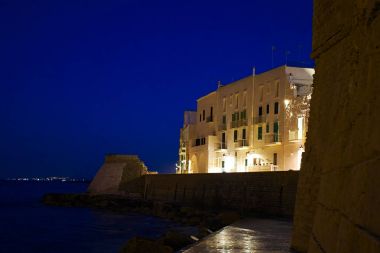 Monopoli eski şehir gece görüntülemek,: Salento, Puglia, İtalya