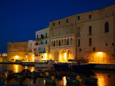 Monopoli eski şehir gece görüntülemek,: Salento, Puglia, İtalya