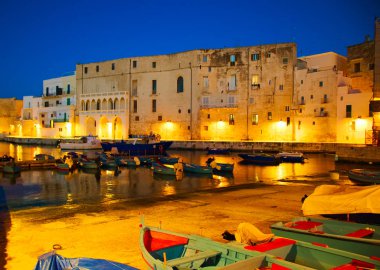 Monopoli eski şehir gece görüntülemek,: Salento, Puglia, İtalya