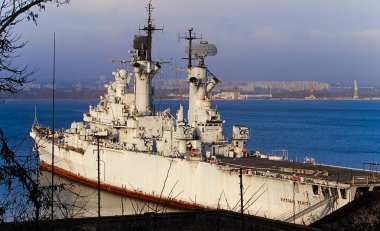 İtalyan Donanması askeri gemi Taranto dock