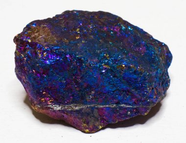 Beyaz zemin üzerine mavi mor kırmızı chalcopyrite mineral taş kristalleri