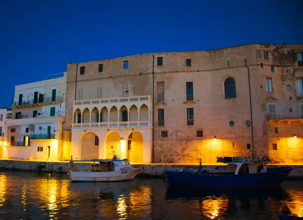Monopoli eski şehir gece görüntülemek,: Salento, Puglia, İtalya