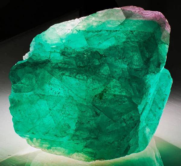 Pietra Cristallo Verde Magenta Fluorite Gemma Sfondo Nero — Foto Stock