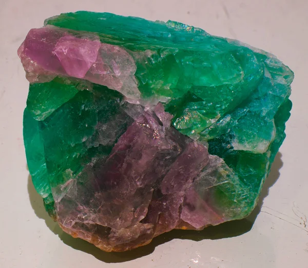 Batu Kristal Magenta Fluorit Hijau Pada Latar Belakang Hitam — Stok Foto