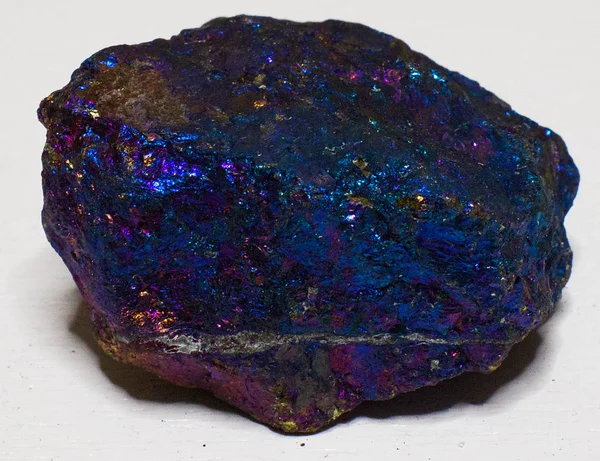 Cristalli Pietra Minerale Blu Viola Magenta Calcopirite Sfondo Bianco — Foto Stock