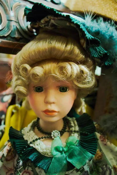 Blonde Blauäugige Lockige Puppe — Stockfoto