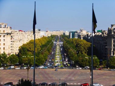 Bükreş, Romanya 'daki Parlamento Sarayı' ndan Bulevardul Unirii yolu