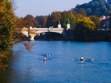 Rowers teknelerle Po Nehri, Torino, İtalya
