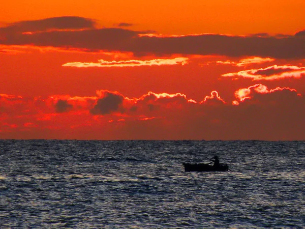 Blutorangefarbener Sonnenaufgang Auf Dem Meer Mit Einem Fischerboot — Stockfoto