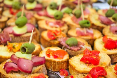 aperatif büfesi meze ve bruschetta söğüş domates, zeytin ile