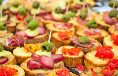 aperatif büfesi meze ve bruschetta söğüş domates, zeytin ile